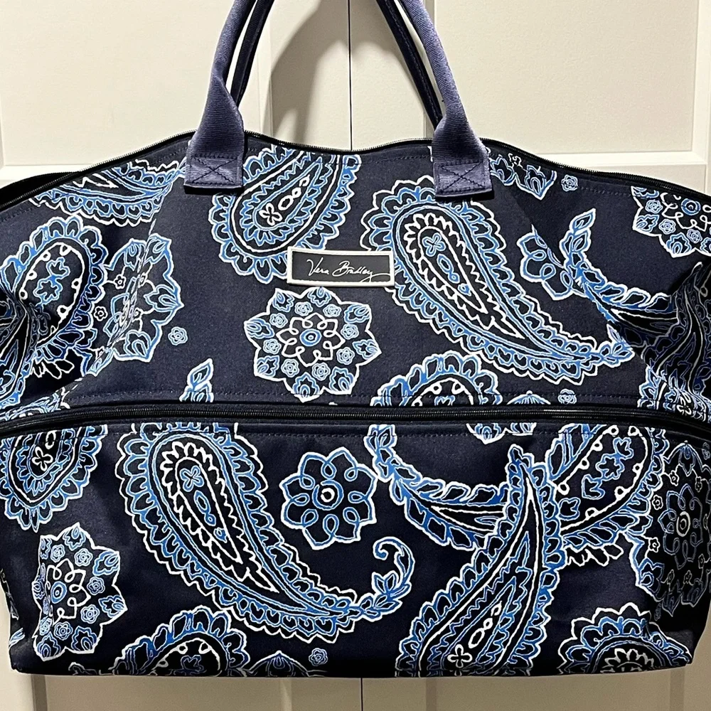 VERA BRADLEY NAVY BLUE PAISLEY DESIGN WEEKEND/TRAVEL EXPANDABLE TOTE
